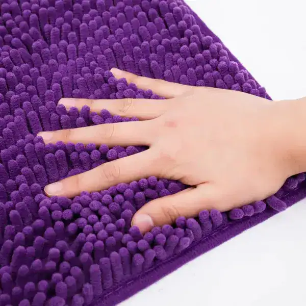Violetter Chenille-Badteppich 60x90 cm, weicher Touch, Hand darauf.