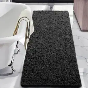 Schwarzer Chenille-Badteppich mit rutschfestem, texturiertem Oberflächenmuster für Bad und Dusche.