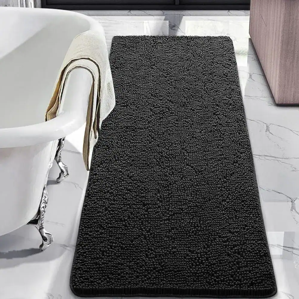 Schwarzer Chenille-Badteppich mit rutschfestem, texturiertem Oberflächenmuster für Bad und Dusche.