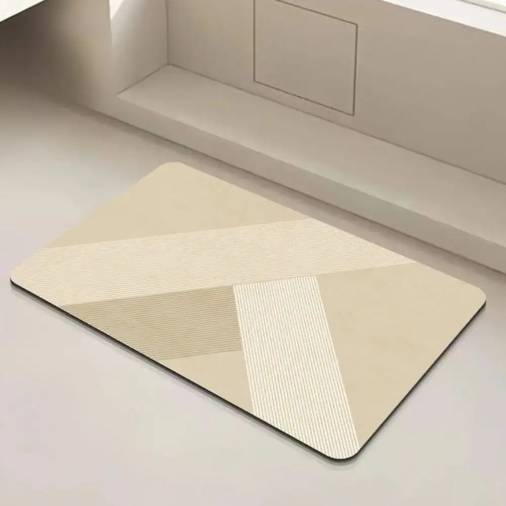 Creme Badteppich mit geometrischem Muster und runder Ecke für moderne Badezimmer.