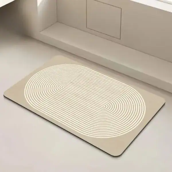 Badteppich Creme mit ovalen Spiralmuster, modernes Design für Badezimmer.