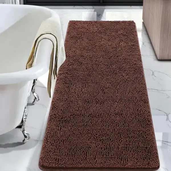 Dunkelbrauner Badteppich mit Chenille-Struktur vor Badewanne.