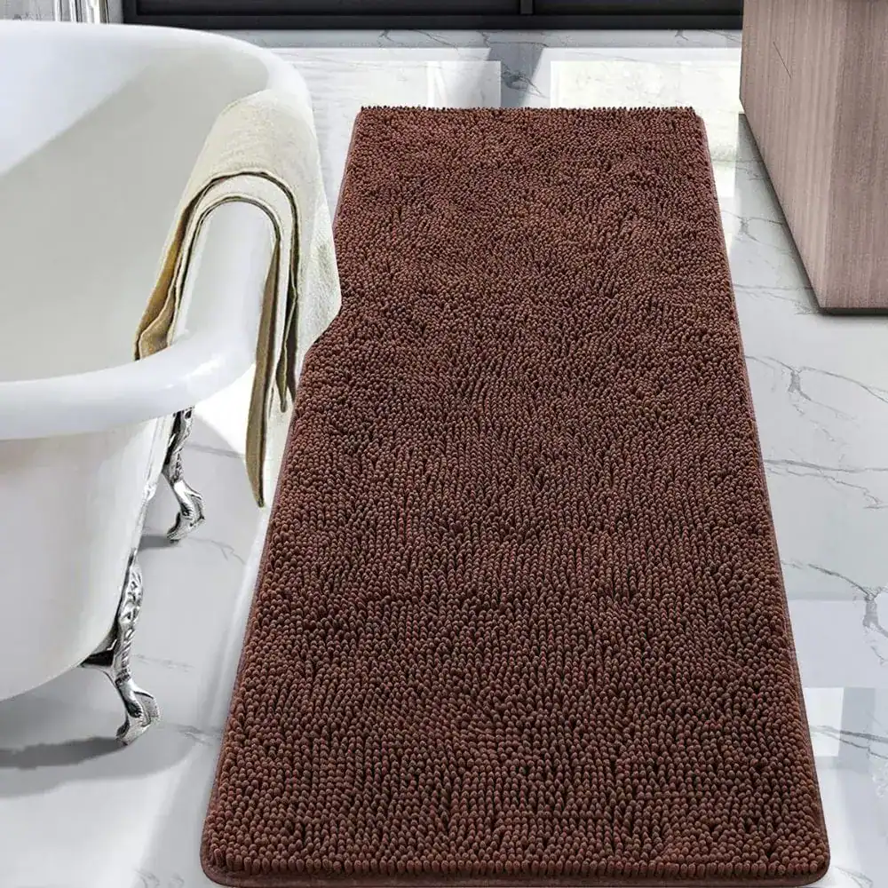 Dunkelbrauner Badteppich mit Chenille-Struktur vor Badewanne.
