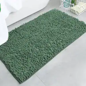 Dunkelgrüner Badteppich mit flauschigem Shaggy-Design für Komfort und Stil im Badezimmer.