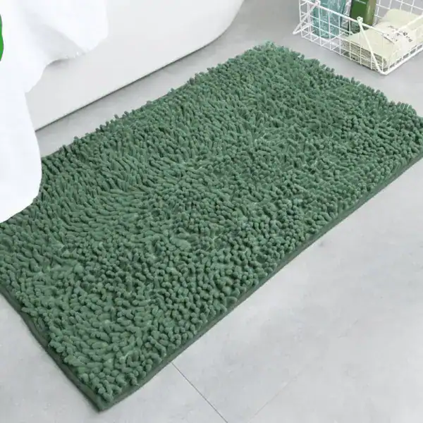 Dunkelgrüner Badteppich mit flauschigem Shaggy-Design für Komfort und Stil im Badezimmer.
