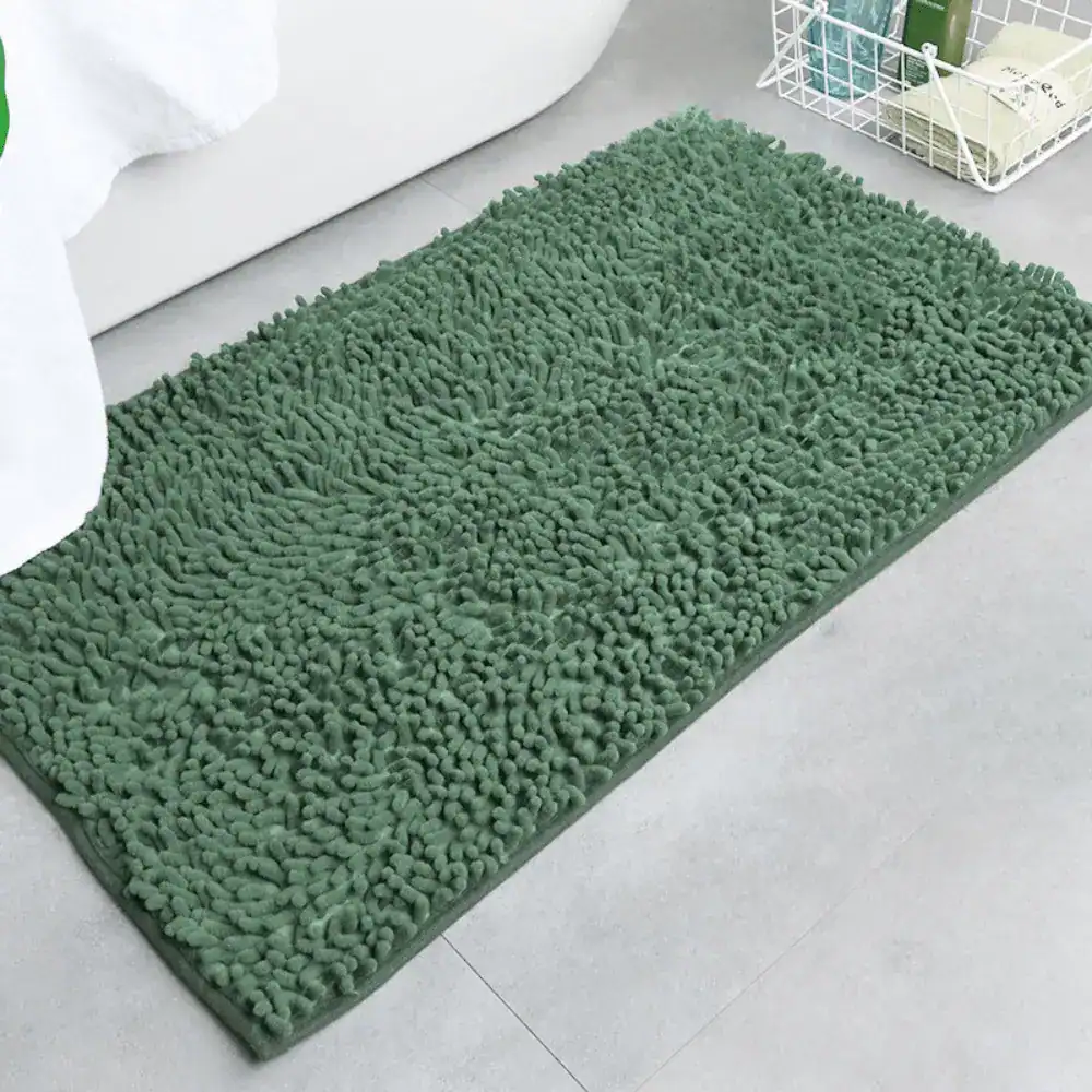 Dunkelgrüner Badteppich mit flauschigem Shaggy-Design für Komfort und Stil im Badezimmer.