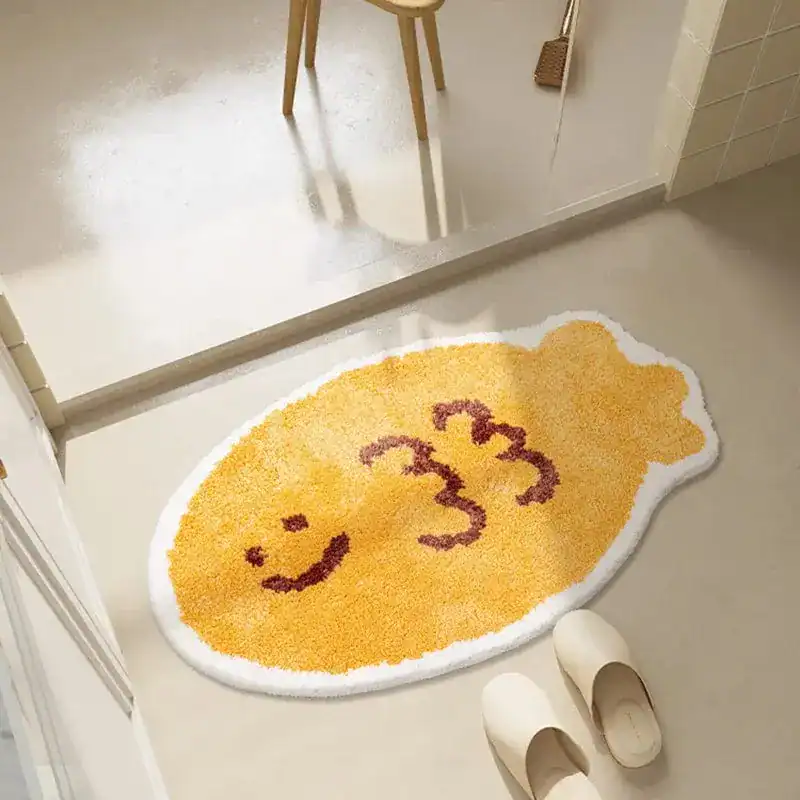 Badteppich Fisch mit Lächeln und '333' Muster, komfortabel im Badezimmer.
