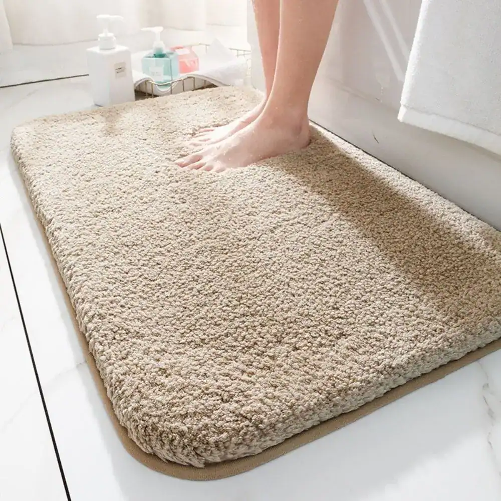 Flauschiger Badteppich in Beige, weicher Fußbodenbelag fürs Badezimmer.