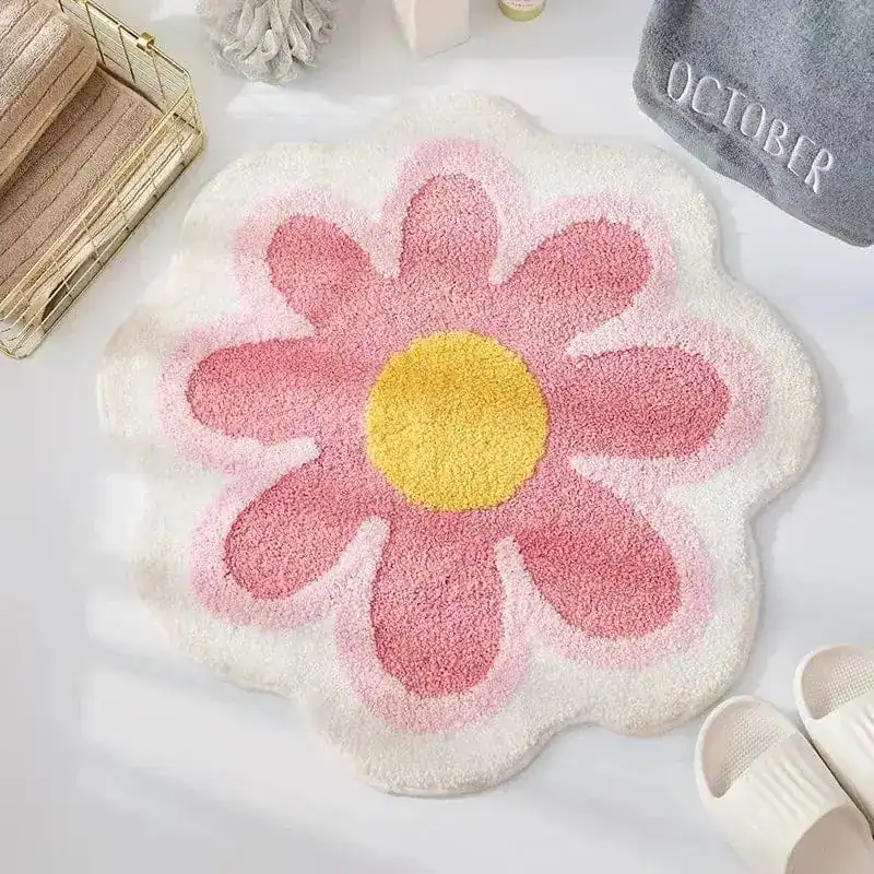 Floral Badteppich mit Blumenmotiv, weicher Textur, rosa und gelb, für Badezimmer.