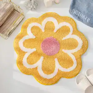 Gelber Badteppich mit Blumenmuster, weicher Flor und runder Form fürs Badezimmer.