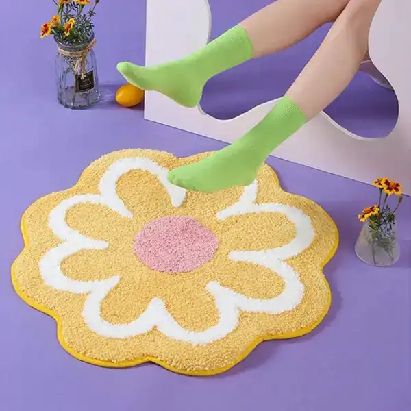 Floral Badteppich in Blumenform mit gelb-weißem Muster und rosa Mitte.
