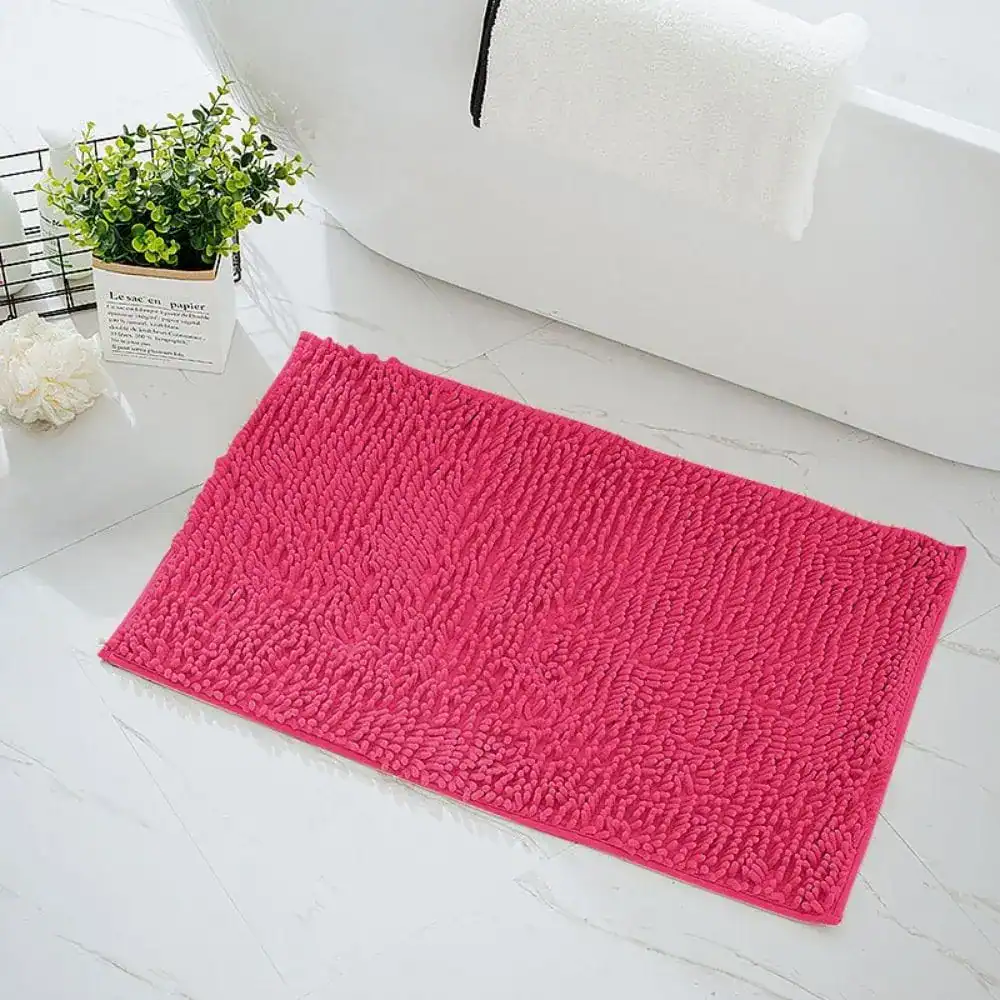 Fuchsia Badteppich mit flauschigem Chenille-Design für Komfort und Stil im Badezimmer.
