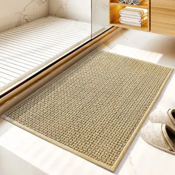 Geflochtener Badteppich in Beige für moderne Badezimmer mit Anti-Rutsch-Eigenschaften.