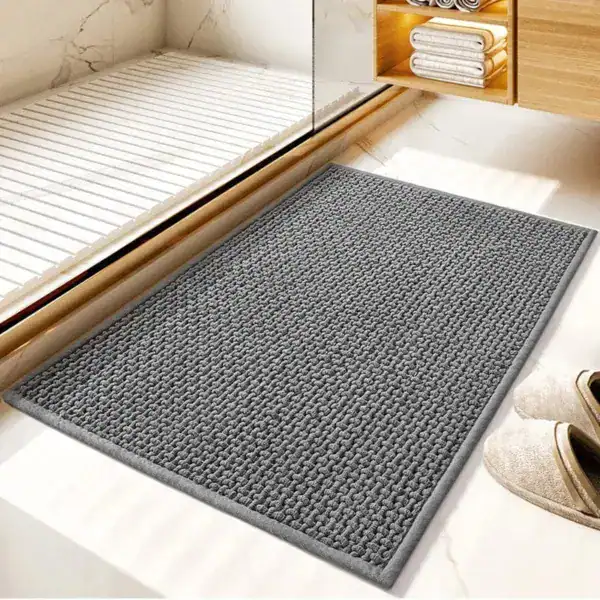 Geflochtener Badteppich in Grau für moderne Badezimmer mit Anti-Rutsch-Eigenschaften.