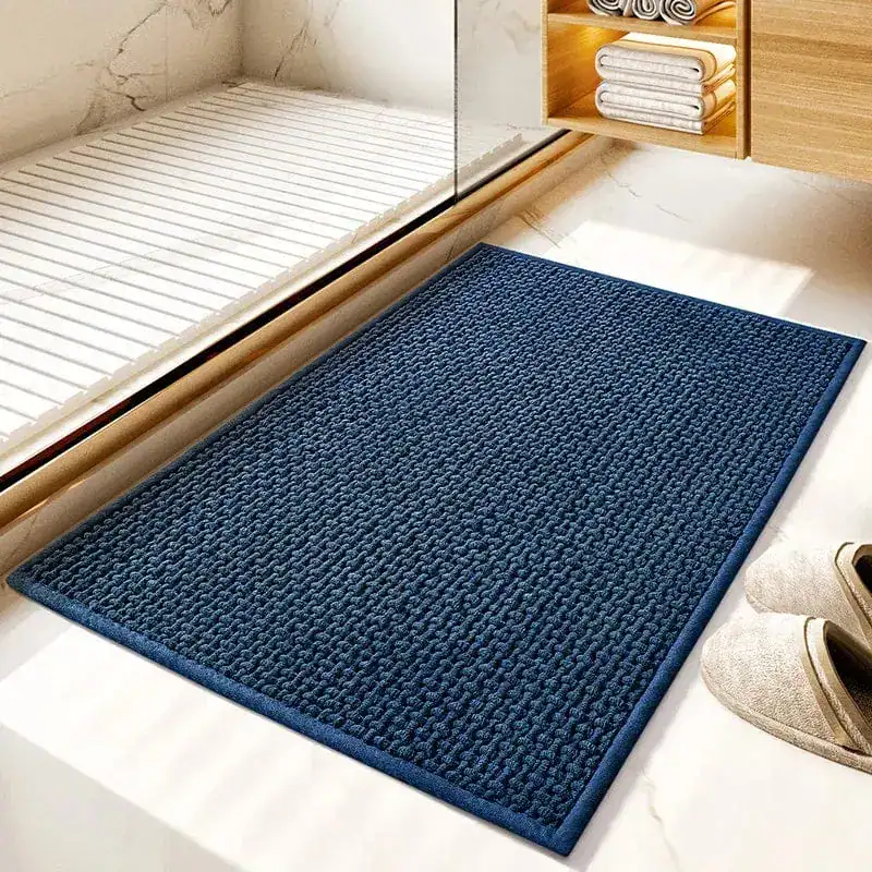Blauer geflochtener Badteppich mit rutschfestem Untergrund für moderne Badezimmer.