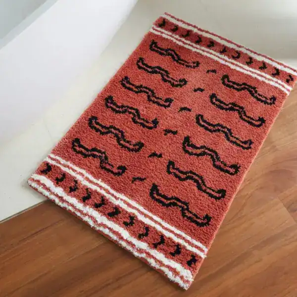 Gemusterter Badteppich mit Mustermotiv und Randstreifen, ideal für Badezimmer.