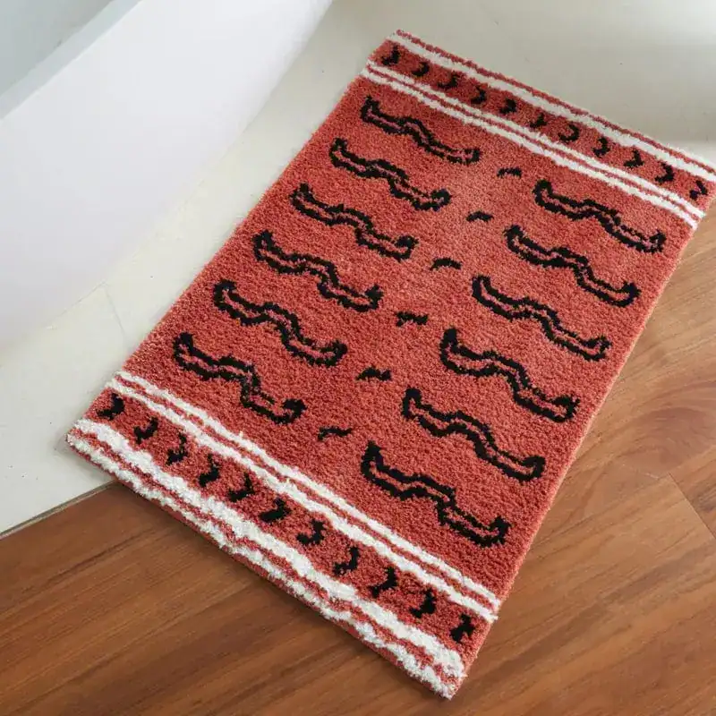 Gemusterter Badteppich mit Mustermotiv und Randstreifen, ideal für Badezimmer.
