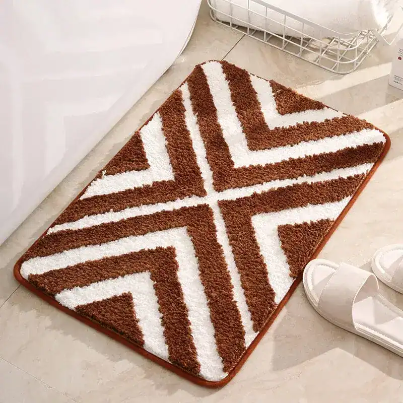 Gestreifter Badteppich mit braun-weißem Chevron-Muster, weicher Hochflor-Badematte für Dusche oder Bad.