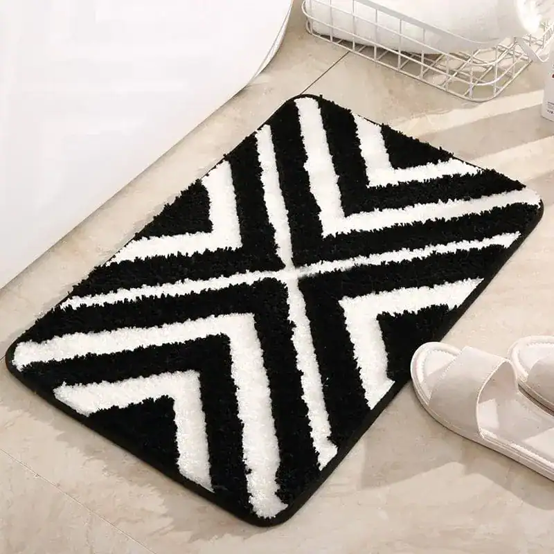 Schwarzer und weißer gestreifter Badteppich mit Chevron-Muster für Badezimmer.