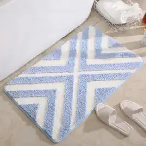 Gestreifter Badteppich in Blau-Weiß mit geometrischem Muster für Komfort und Stil im Badezimmer.