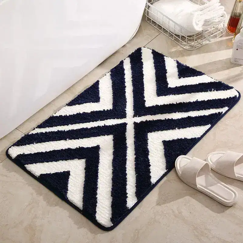 Gestreifter Badteppich mit geometrischem Muster in Schwarz-Weiß für Badezimmer.