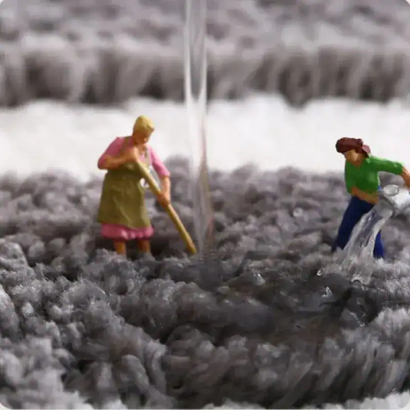 Gestreifter Badteppich mit Wasserspiel und Miniaturfiguren, Komfort und Stil im Badezimmer.