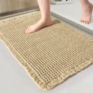 Gewebter Badteppich mit Fransen, bequem für den Einsatz im Badezimmer.