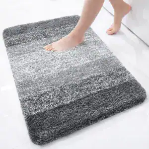 Grauer Badteppich mit weicher Hochflor-Optik und Fußabdruck, ideal für Komfort und Stil im Badezimmer.