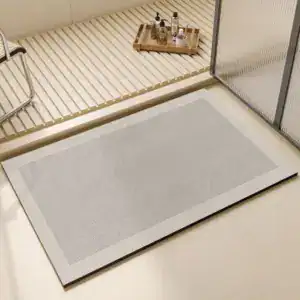 Modernes Badteppich Grau mit gerippter Textur und schwarzem Rand für stilvolle Badezimmer.