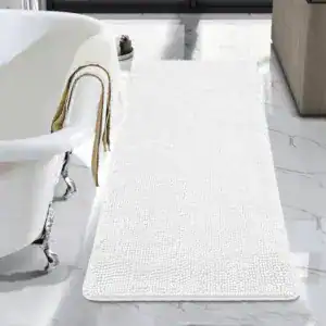 Großer weißer Badteppich mit texturiertem Muster vor Badewanne.
