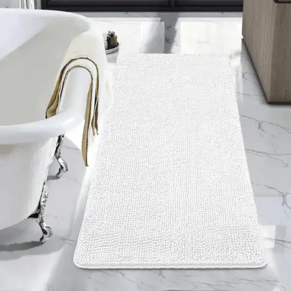 Großer weißer Badteppich mit texturiertem Muster vor Badewanne.
