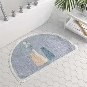 Hellblauer Badteppich mit Blumenmotiv und weicher Baumwollstruktur für Komfort und Stil im Badezimmer.