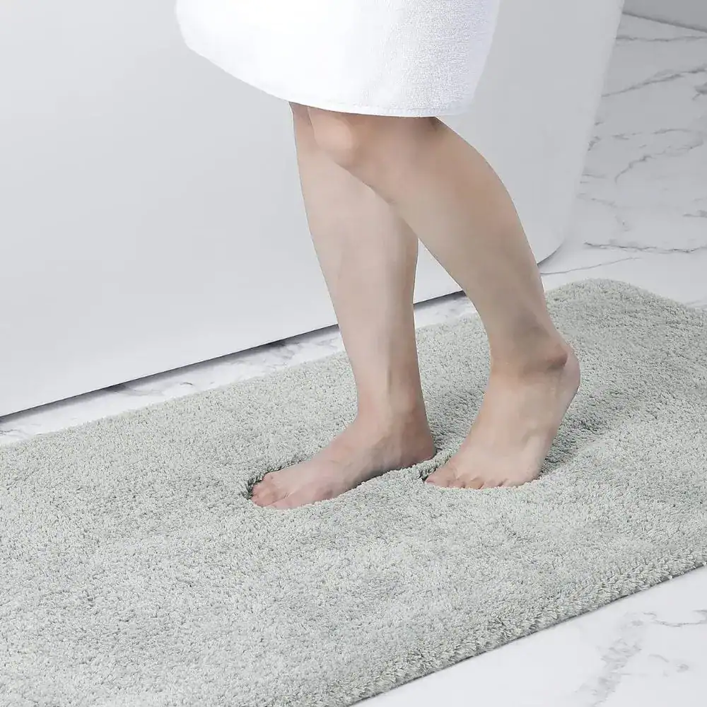 Hellgrauer Badteppich mit weicher Oberfläche, ideal für Fußboden in Badezimmer.