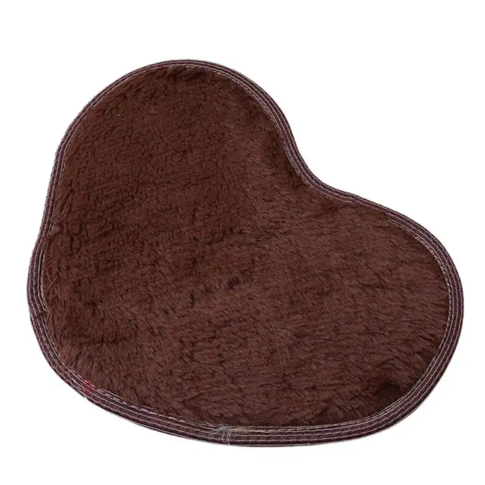 Herzformiger Badteppich aus weichem, braunem Fleece für Komfort und Stil im Badezimmer.