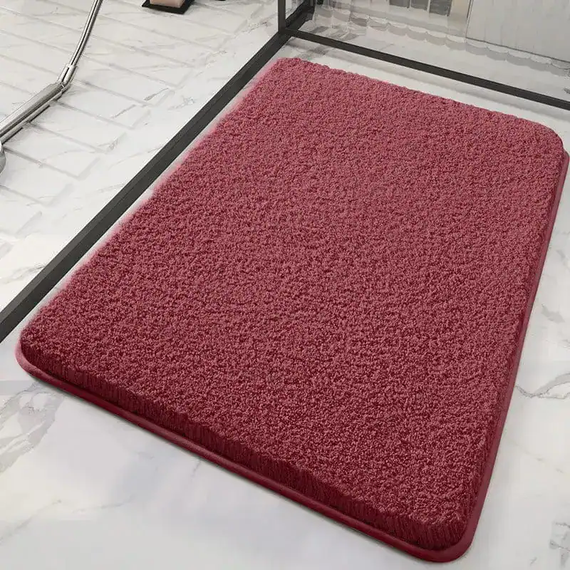 Hochflor Badteppich in Rot, weicher Fußbodenbelag für Badezimmer.