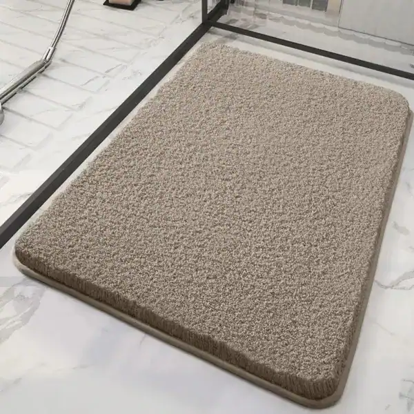 Hochflor Badteppich in Beige, weicher Fußbodenbelag für Badezimmer.