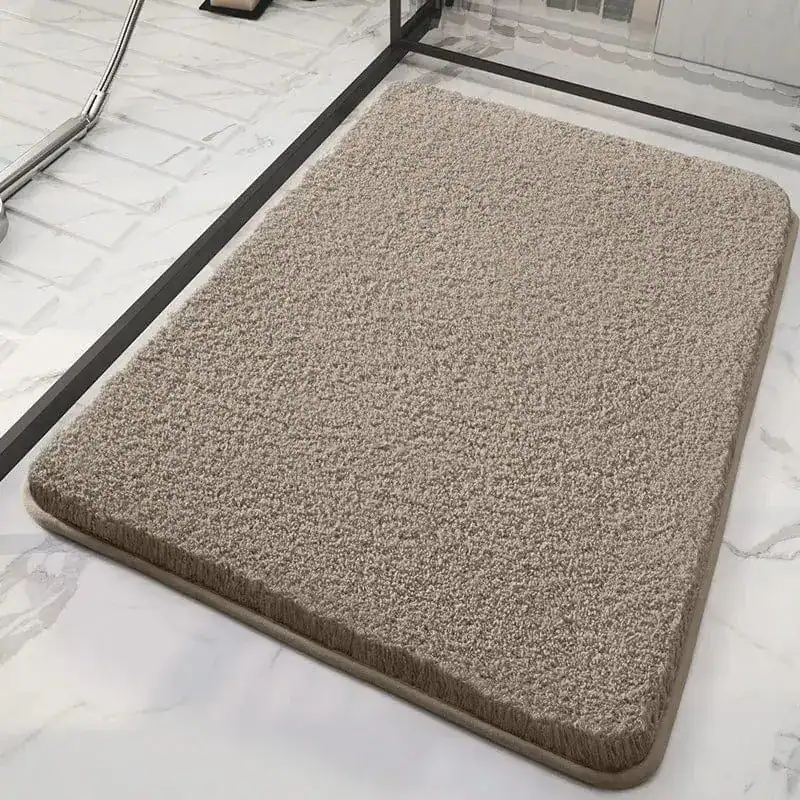 Hochflor Badteppich in Beige, weicher Fußbodenbelag für Badezimmer.