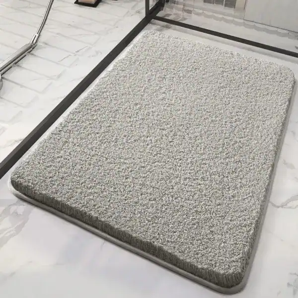 Hochflor Badteppich grau, weicher Fußbodenbelag für Badezimmer mit Anti-Rutsch-Eigenschaft.