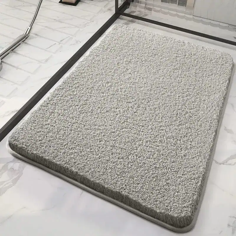 Hochflor Badteppich grau, weicher Fußbodenbelag für Badezimmer mit Anti-Rutsch-Eigenschaft.