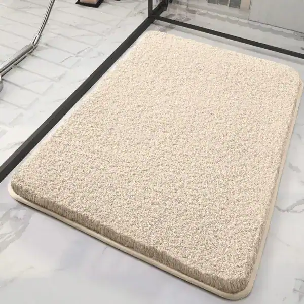 Hochflor Badteppich in Creme, weicher Textil-Teppich für Badezimmer mit Anti-Rutsch-Eigenschaft.
