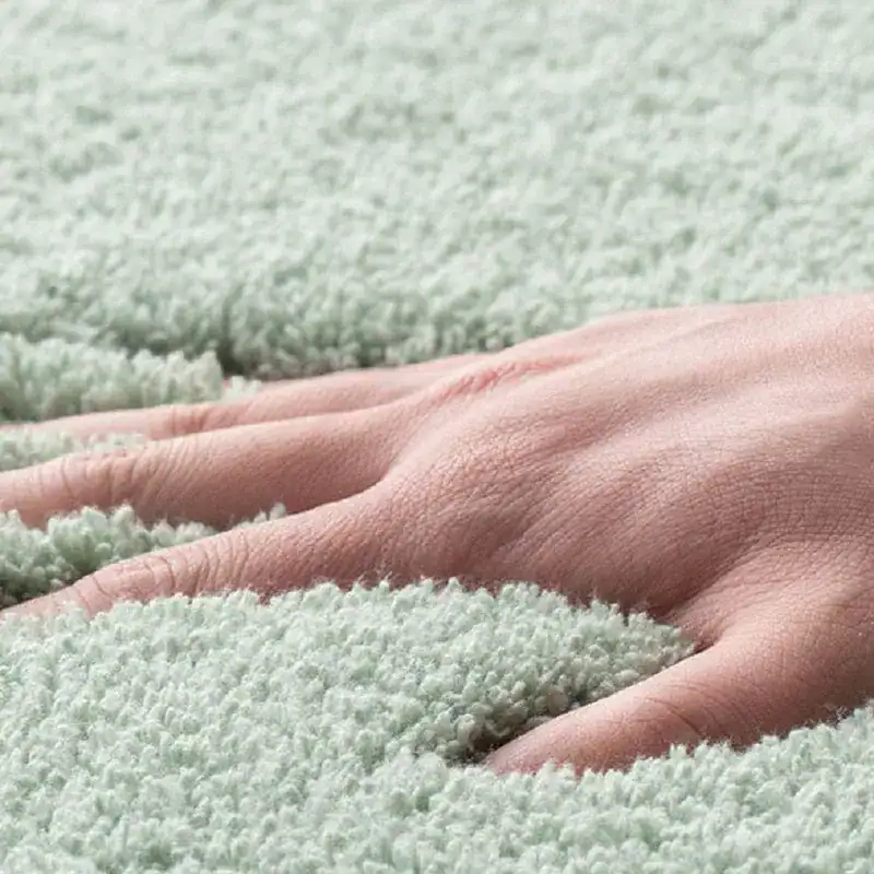 Hochflor Badteppich in sanftem Grün, weicher Touch für optimalen Fußkomfort im Badezimmer.