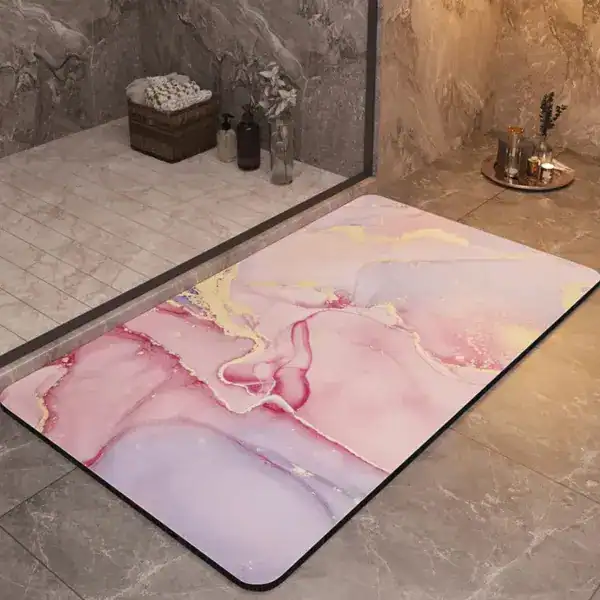 Hochwertiger Badteppich mit rutschfestem Design und marmerartigem Muster in Rosa- und Lila-Tönen.