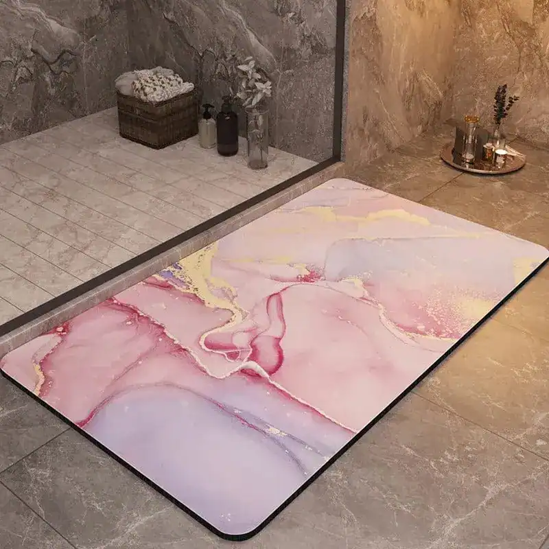 Hochwertiger Badteppich mit rutschfestem Design und marmerartigem Muster in Rosa- und Lila-Tönen.