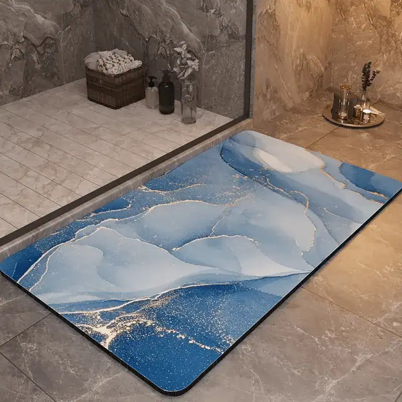 Hochwertiger Badteppich mit rutschfestem Untergrund und blau-goldenem Marmor-Muster für moderne Badezimmer.