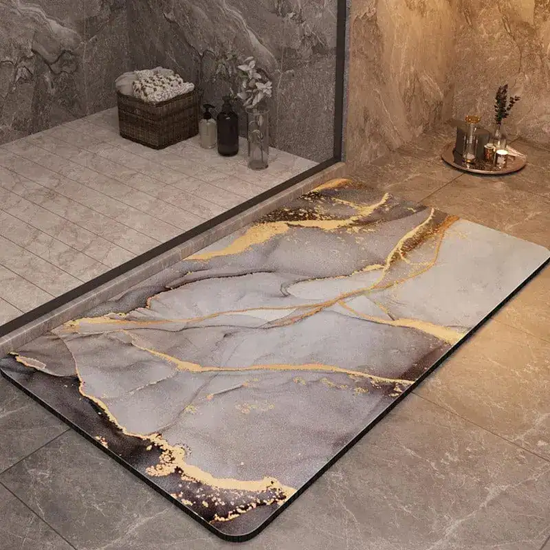 Hochwertiger Badteppich mit rutschfestem Design, gold-silberner Marmoroptik für moderne Badezimmer.