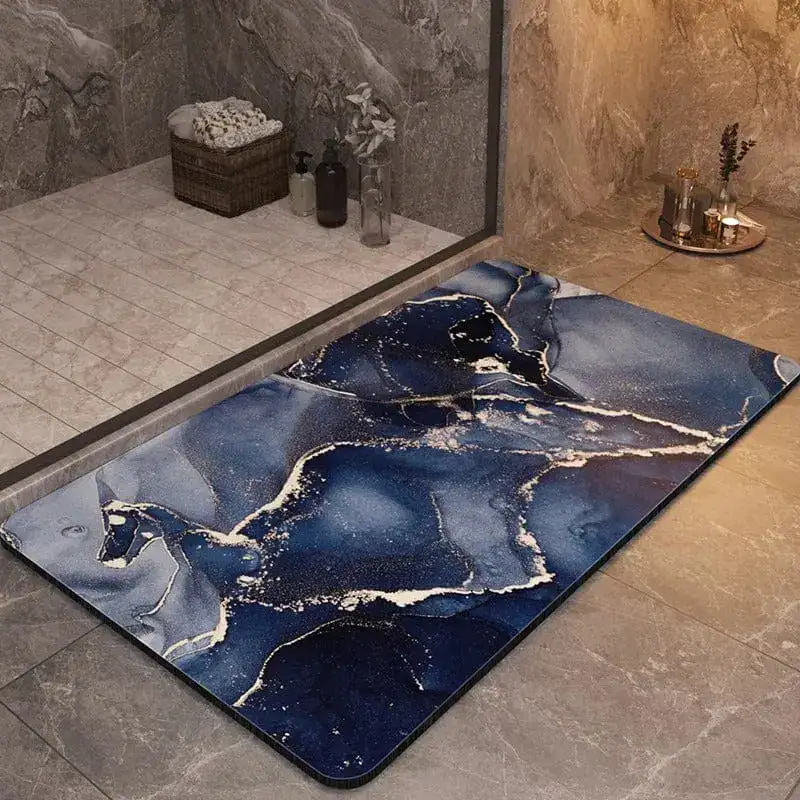 Hochwertiger Badteppich mit rutschfestem Design, blau-weißes Marmor-Muster für moderne Badezimmer.