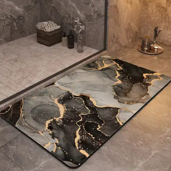 Hochwertiger Badteppich mit rutschfestem Untergrund und edlem Marmor-Design in Schwarz-Gold-Tönen.