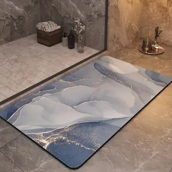 Hochwertiger Badteppich mit rutschfestem Design und maritimen Marmor-Muster in Blau-Weiß-Tönen.