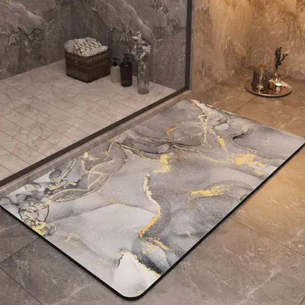 Hochwertiger Badteppich mit rutschfestem Marmor-Design in Grau und Gold für moderne Badezimmer.