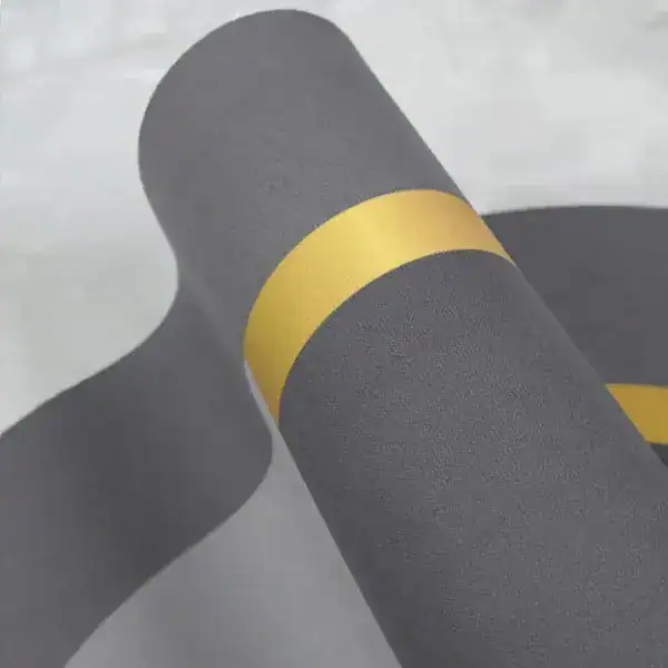 Badteppich Industrial grau mit goldener Akzentstreife, robust und stilvoll für moderne Badezimmer.